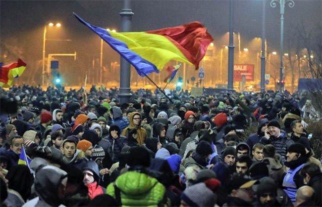 تظاهر کنندگان در رومانی  خواستار استعفای دولت شدند